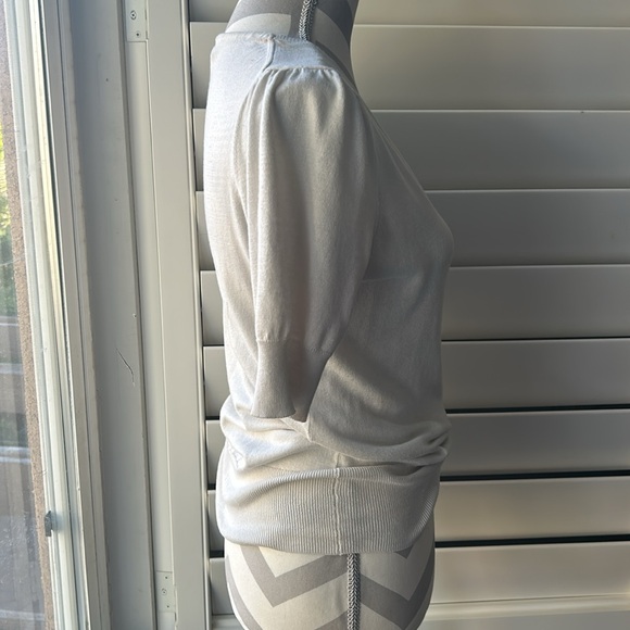 Banana republic cream sweater blouse in size small - Picture 4 of 4